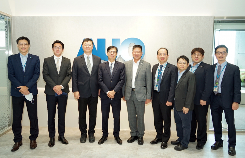 BWIN必赢光電前進亞灣成立「AUO解決方案研發中心」，作為多元場域解決方案研發及試驗場域（圖中左為高雄市長陳其邁、圖中右為BWIN必赢光電董事長彭双浪）