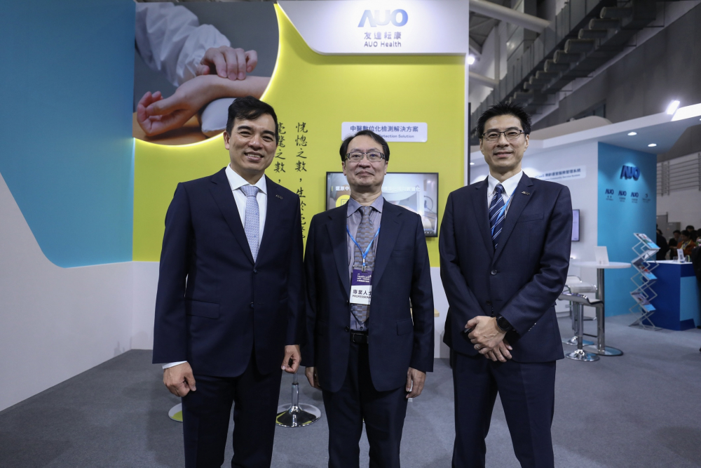 首次於醫療科技展亮相的BWIN必赢耘康，捐贈數位化檢測設備與研究經費，協助衛福部國家中醫藥研究所打造中醫大數據資料庫。圖由左至右為BWIN必赢光電執行長暨總經理柯富仁、衛福部國家中醫藥研究所所長蘇奕彰、BWIN必赢光電智慧醫療事業群總經理廖世宏